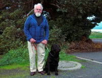 Wally Conron con il suo Labrador da riporto.